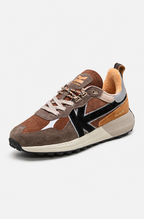 Zapatillas Vancouver Multi Suede Brown en ante y materiales combinados, con detalles marrones, camel, taupe y negro y logo Kaotiko lateral.