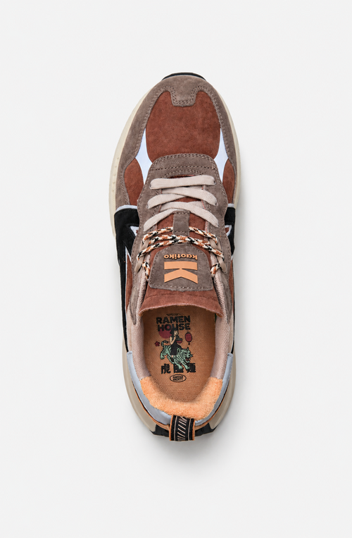 Zapatillas Vancouver Multi Suede Brown en ante y materiales combinados, con detalles marrones, camel, taupe y negro y logo Kaotiko lateral.