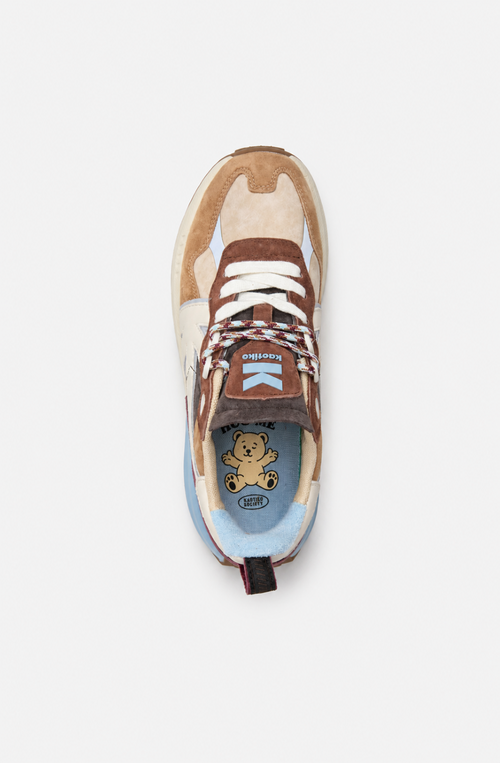 Zapatillas Detroit Multi Suede Tan en ante y materiales combinados, con detalles camel, beige, marrón, burdeos y azul.