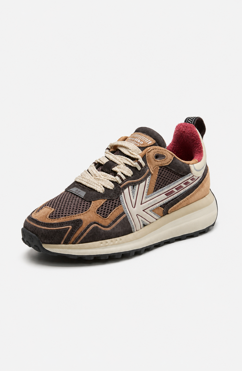 Zapatillas Kaotiko Detroit Tech Brown en tonos marrones con paneles de malla, detalles beige y burdeos y suela elevada.