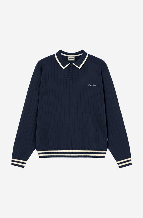 Polo unisex de punto azul marino de canalé con cuello de botones, detalles en contraste color crudo y bordado Kaotiko en el pecho.