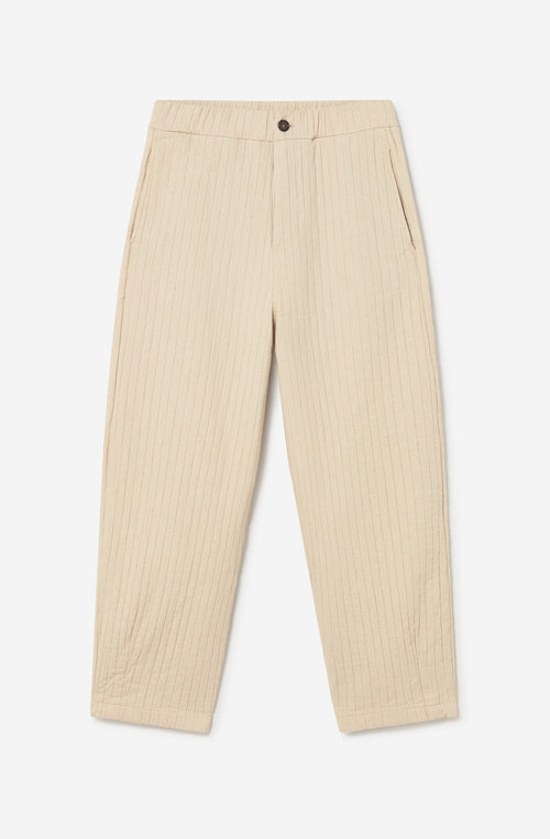 Pantalón unisex color natural con textura de rayas verticales, pierna recta y bolsillos laterales.