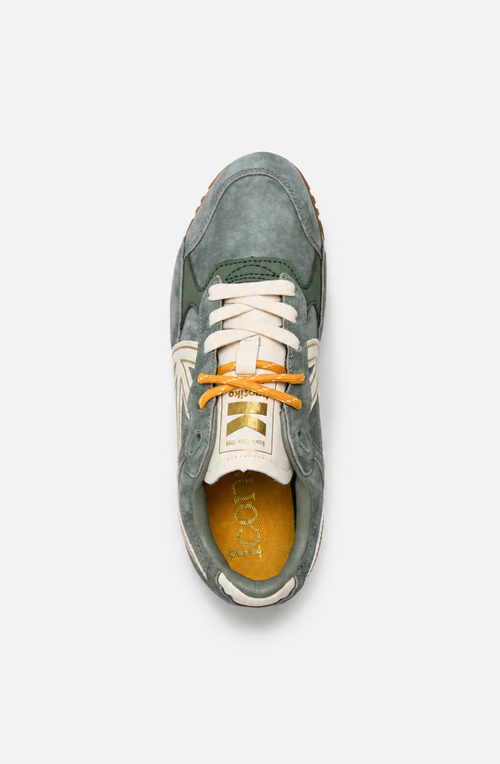 Zapatillas Seattle Green en tonos verdes con paneles efecto ante, logo lateral crudo, cordones en contraste y suela de goma marrón.