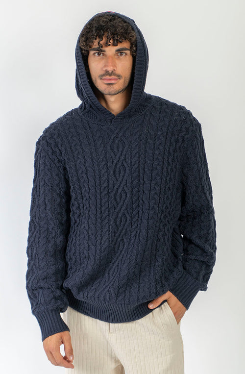 Sudadera unisex de punto trenzado azul marino con capucha y fit relajado de inspiración après ski.