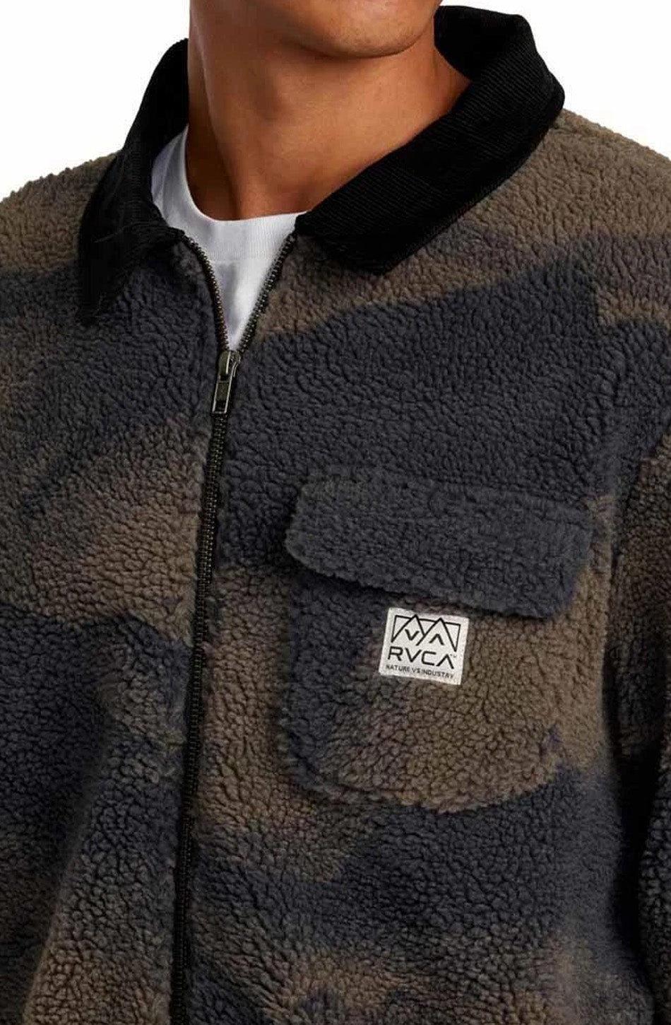 RVCA – Walker Sherpa – Jacke in Jägergrün mit Paisleymuster