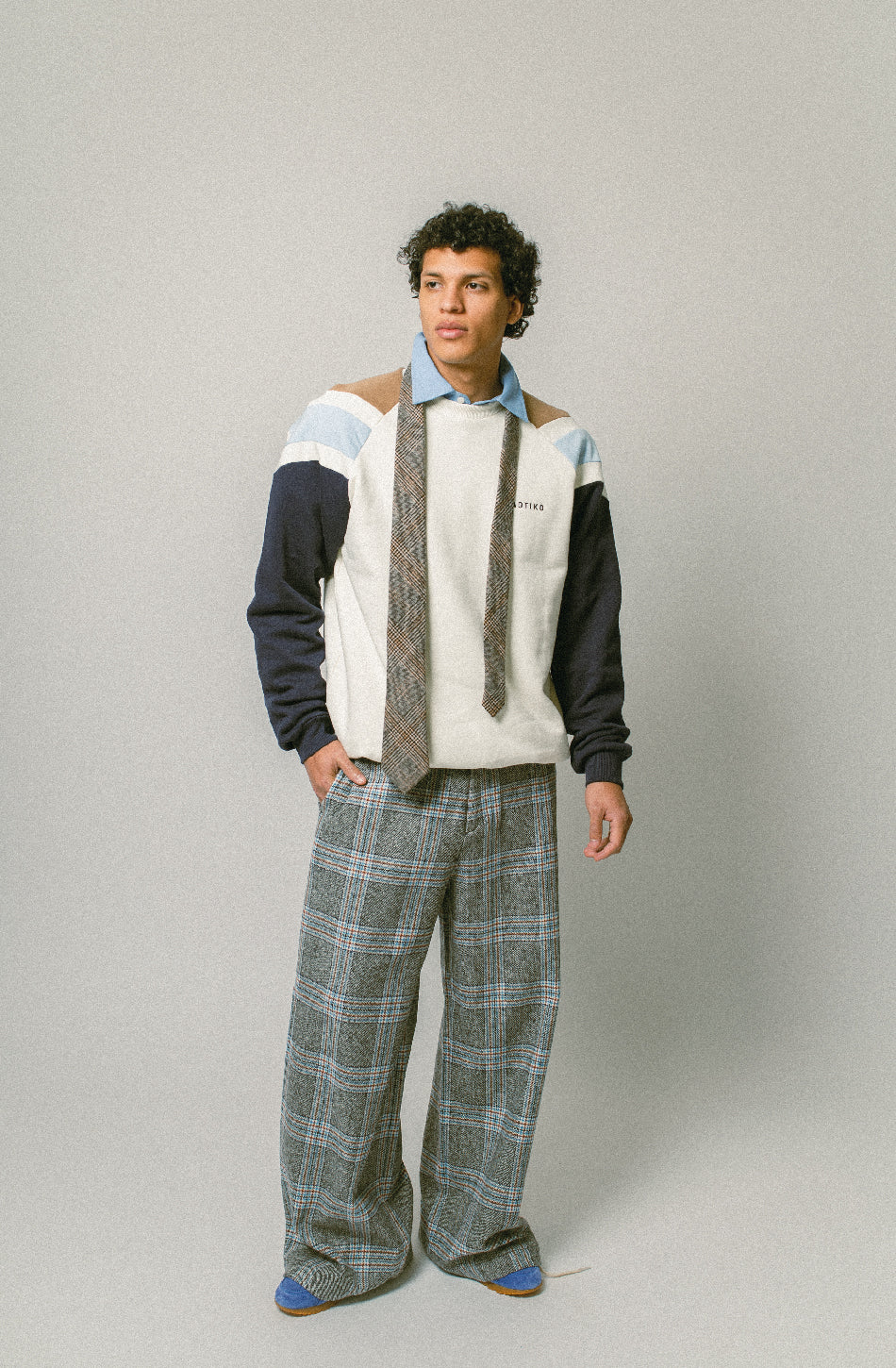 Rocco Elfenbein/Marineblaues Sweatshirt