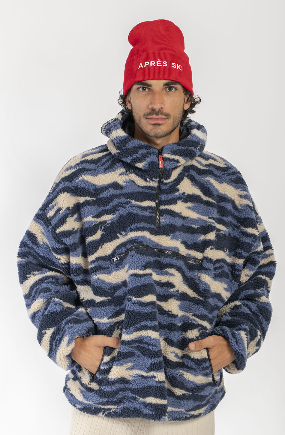 Polar Après Ski Ivory de tejido fleece con estampado abstracto azul marino, azul y marfil, capucha y media cremallera.