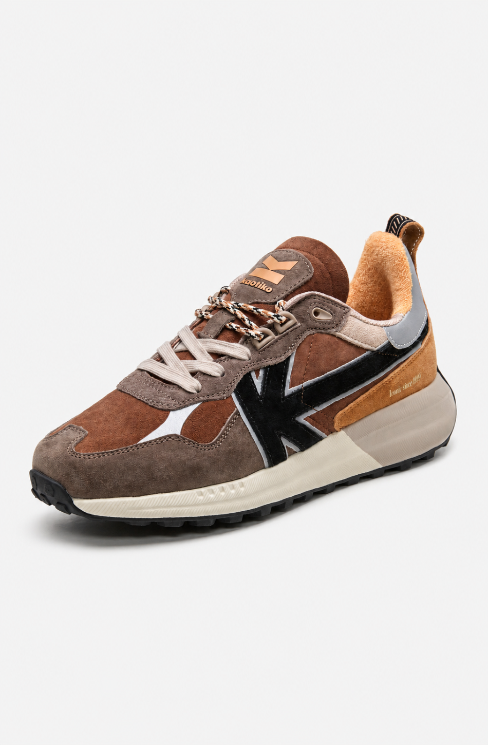 Zapatillas Vancouver Multi Suede Brown en ante y materiales combinados, con detalles marrones, camel, taupe y negro y logo Kaotiko lateral.