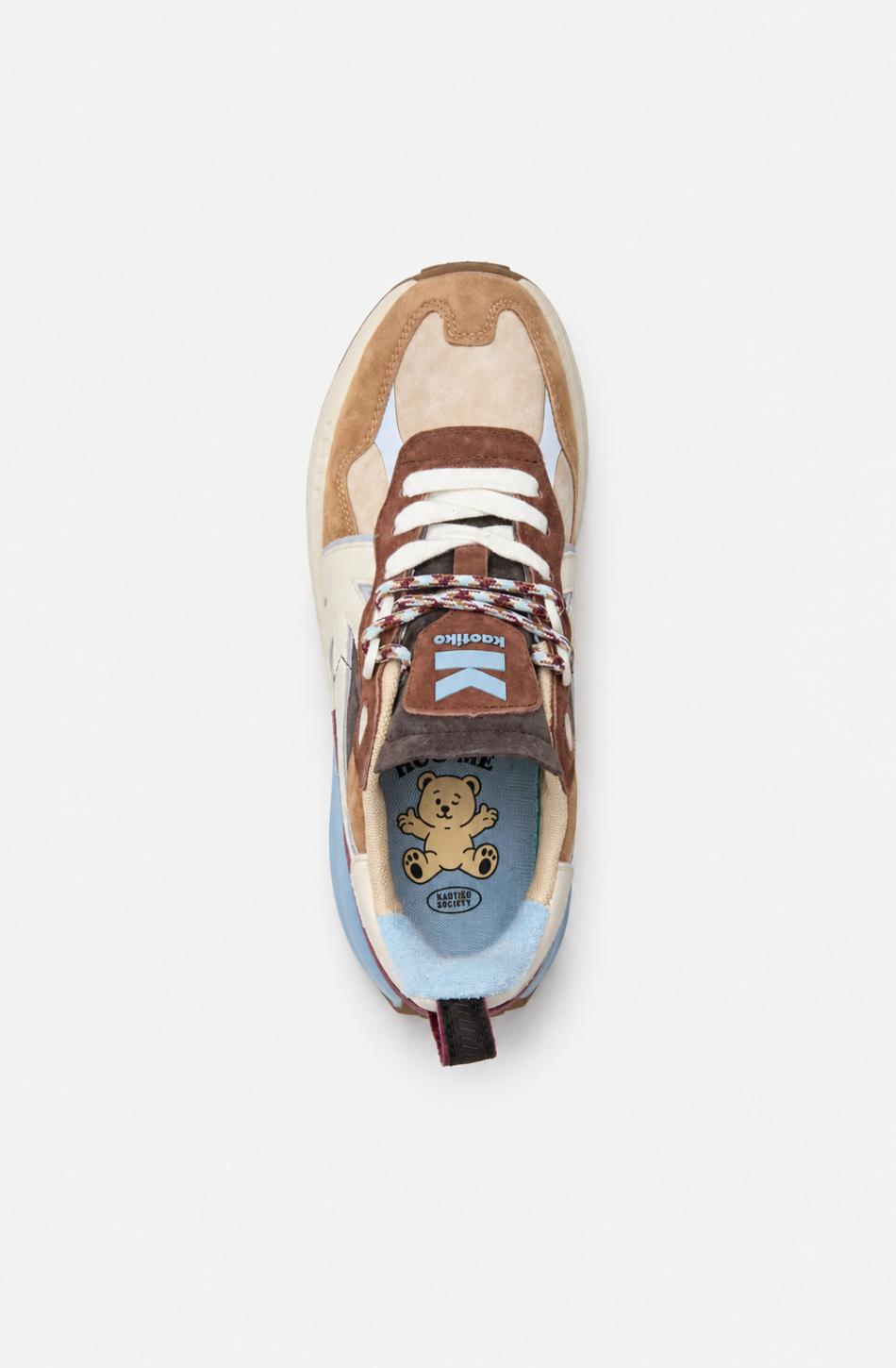 Zapatillas Detroit Multi Suede Tan en ante y materiales combinados, con detalles camel, beige, marrón, burdeos y azul.