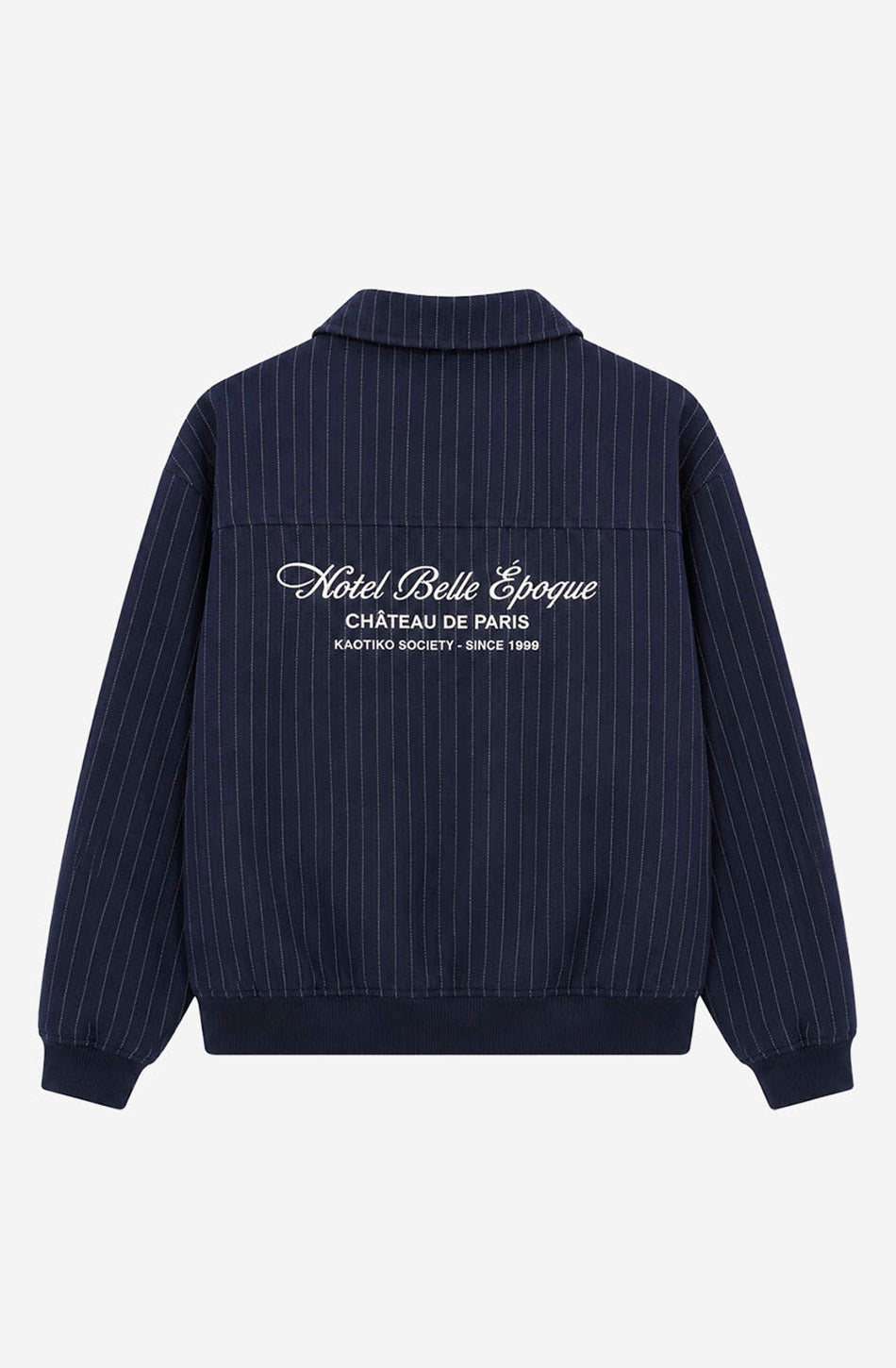 Chaqueta Belle Époque navy de raya diplomática blanca con botones, bolsillos frontales y bordado Hotel Belle Époque en la espalda.