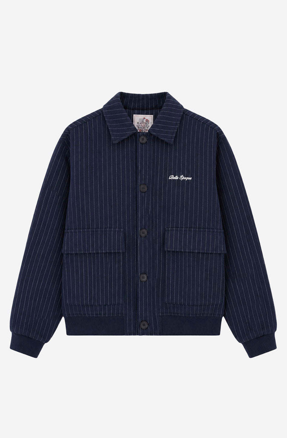 Chaqueta Belle Époque navy de raya diplomática blanca con botones, bolsillos frontales y bordado Hotel Belle Époque en la espalda.