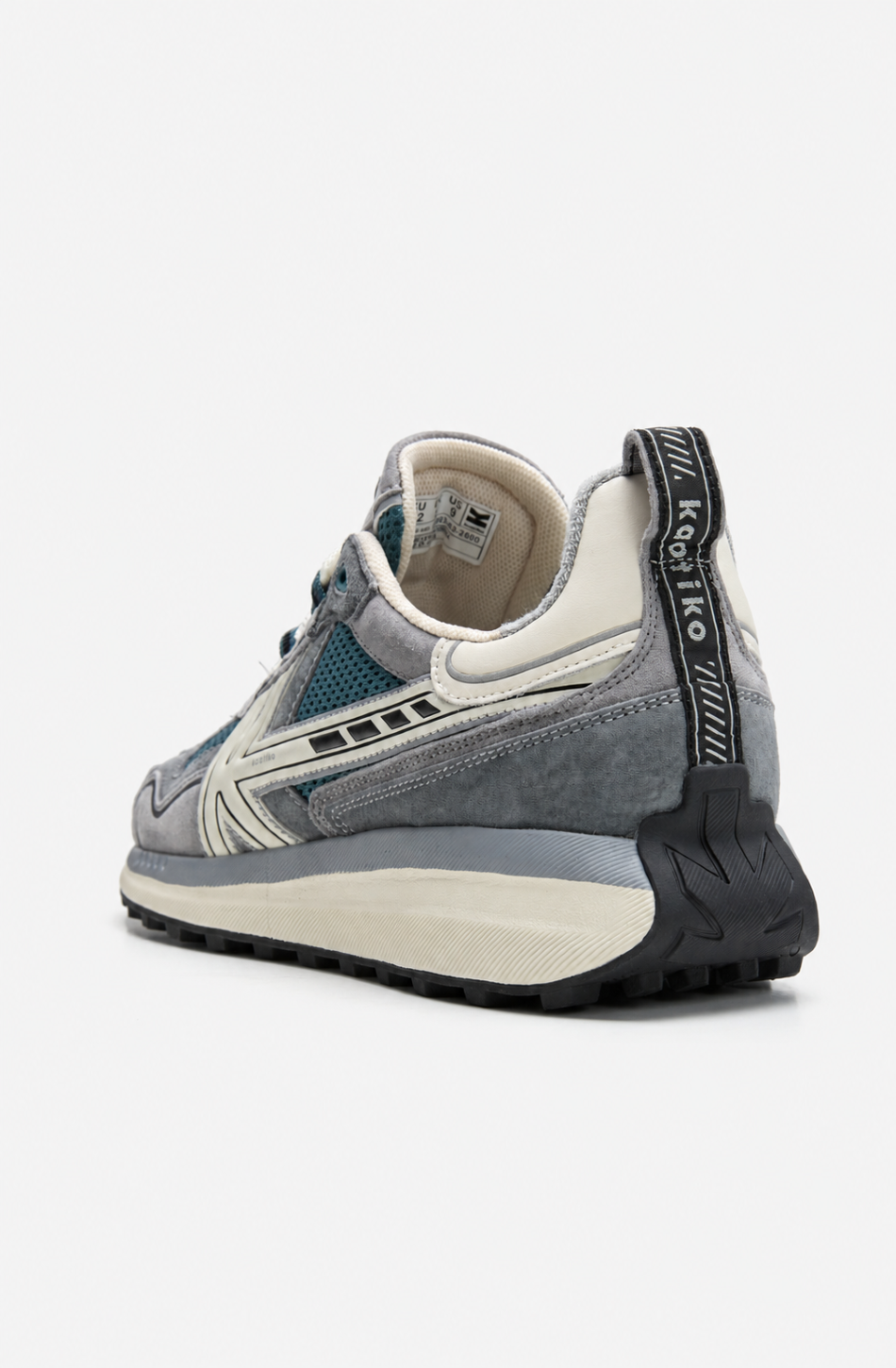 Zapatillas Kaotiko Vancouver Tech Mid Grey en tonos grises con malla verde petróleo, detalles en blanco roto, logo lateral y suela elevada.
