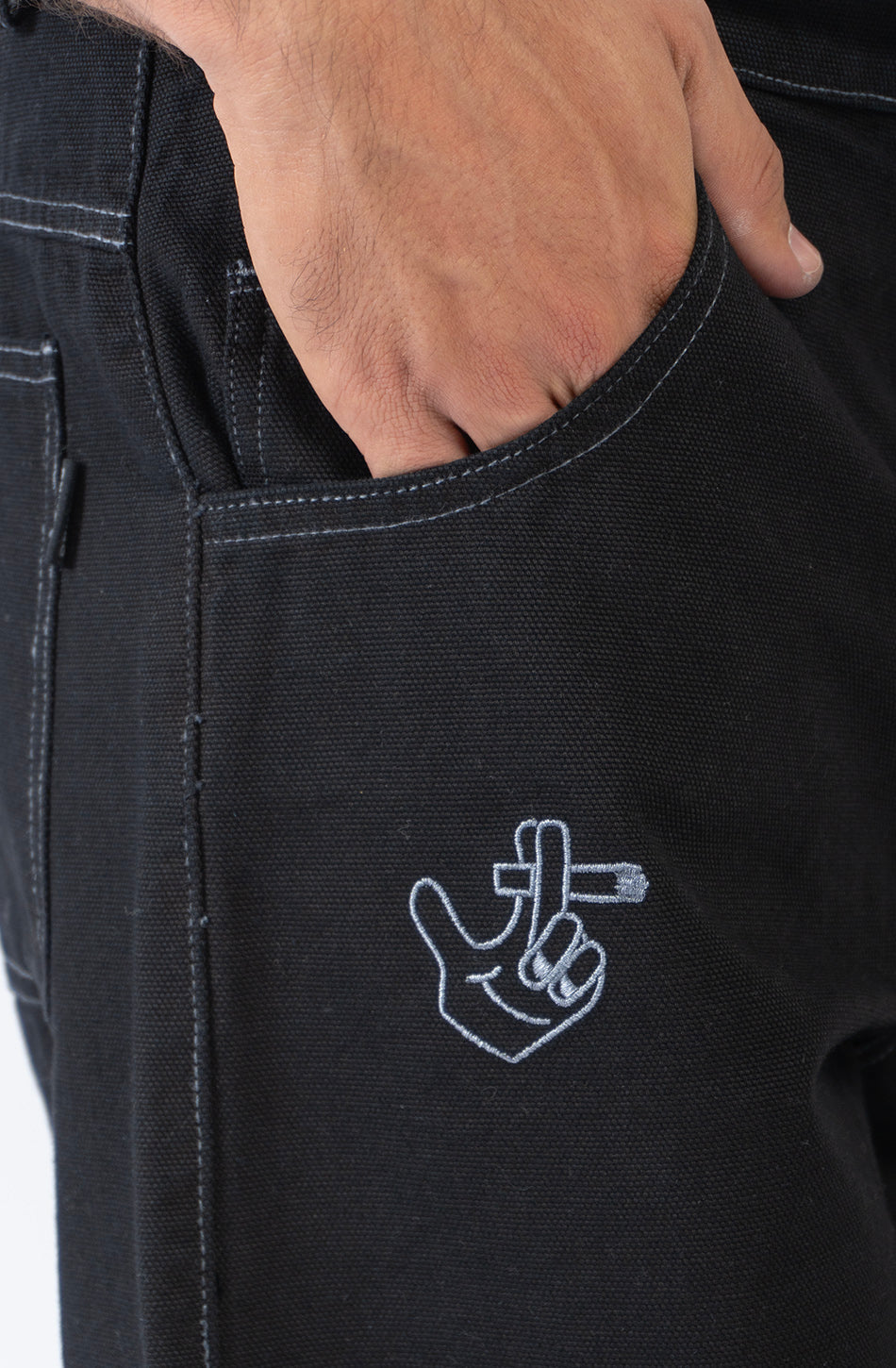 Pantalón unisex de denim negro con ilustraciones bordadas.