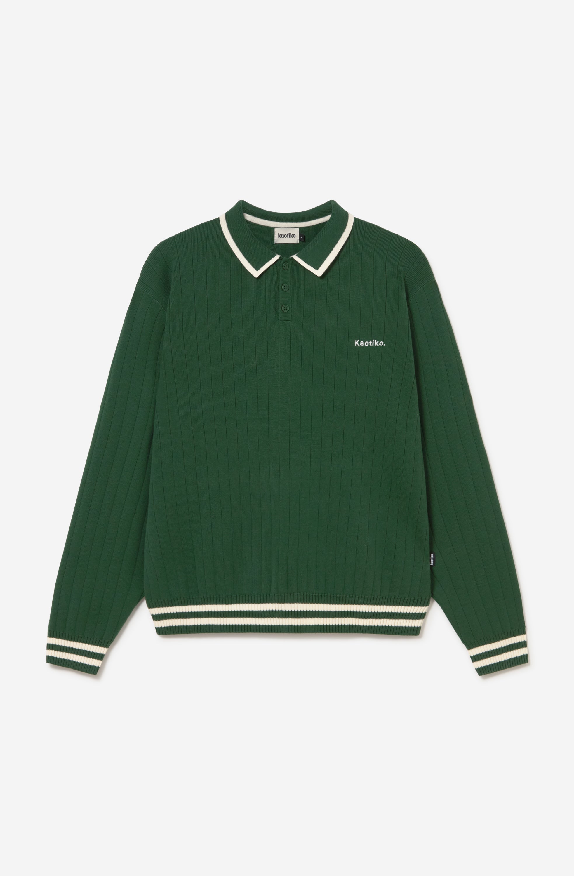 Polo unisex de punto verde de canalé con cuello de botones, detalles en contraste color crudo y bordado Kaotiko en el pecho.