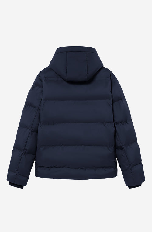 Chaqueta acolchada azul marino oscuro con capucha, cierre frontal y logo Kaotiko bordado en el pecho.