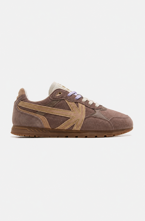 Zapatillas Seattle Brown en tonos marrones con paneles efecto ante, detalles beige, cordones crudos y lavanda y suela de goma marrón