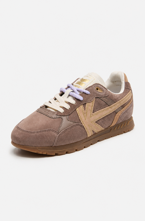 Zapatillas Seattle Brown en tonos marrones con paneles efecto ante, detalles beige, cordones crudos y lavanda y suela de goma marrón