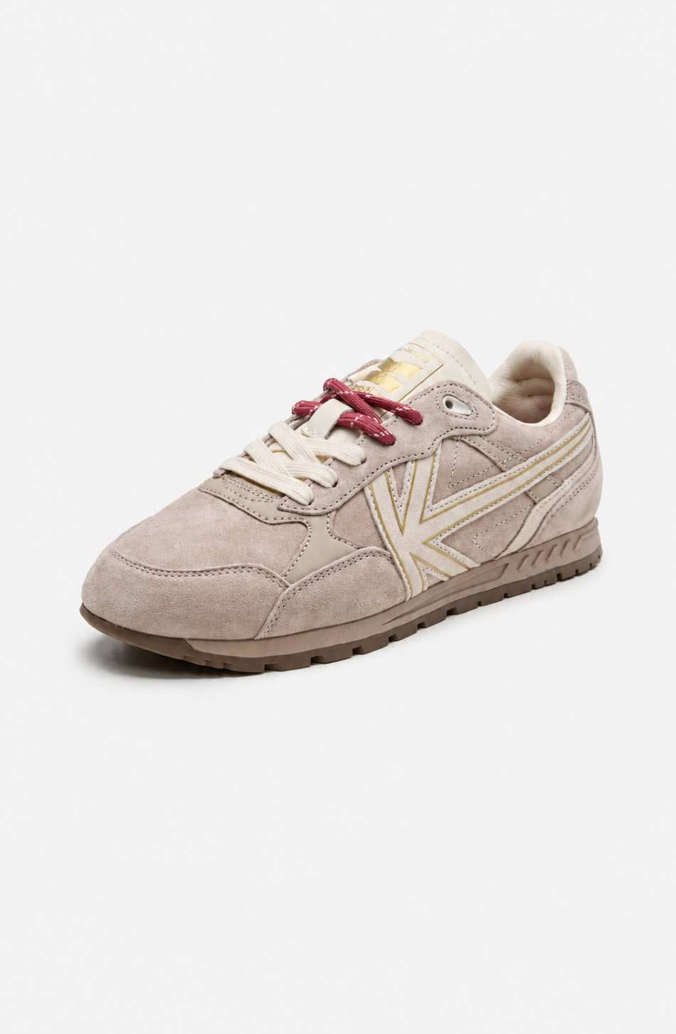 Zapatillas Seattle Earth en tonos beige y arena con paneles efecto ante, logo lateral, cordones crudos y burdeos y suela tono tierra.
