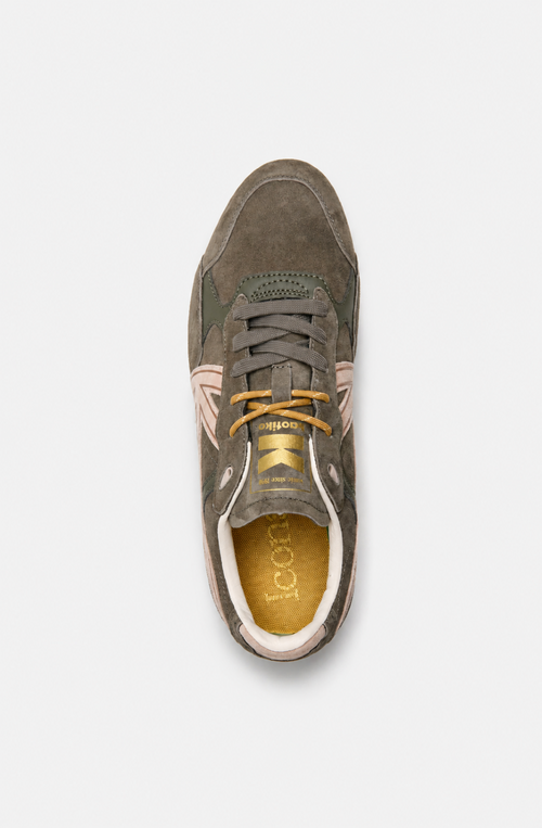 Zapatillas Seattle Dk Green en verde oscuro con paneles efecto ante, detalles beige, cordones en contraste y suela de goma marrón.