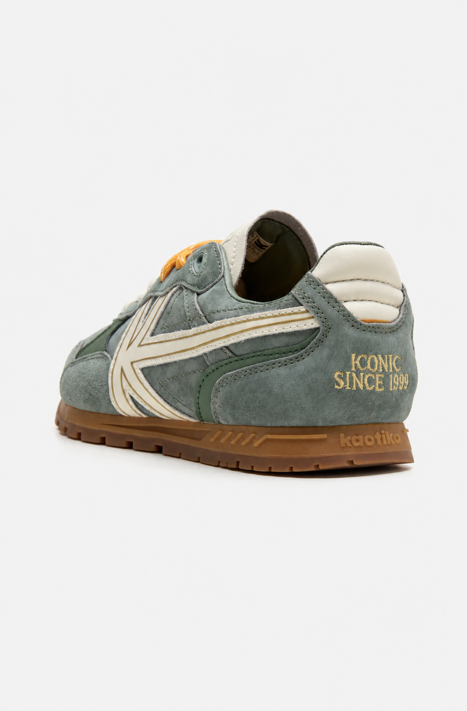Zapatillas Seattle Green en tonos verdes con paneles efecto ante, logo lateral crudo, cordones en contraste y suela de goma marrón.