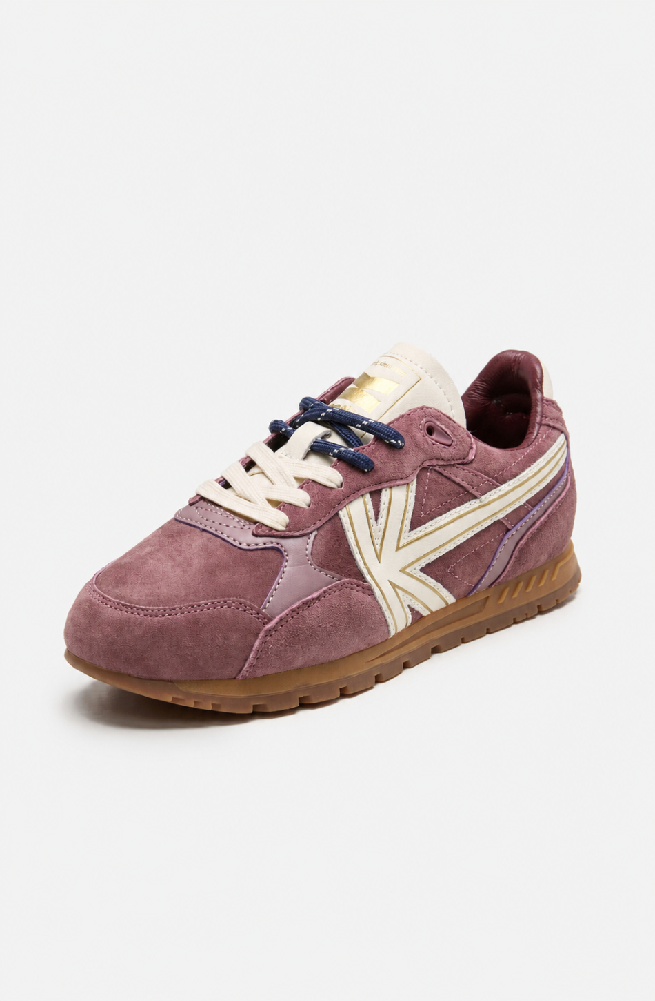 Zapatillas Seattle Muave en tono malva con paneles efecto ante, logo lateral crudo, cordones crudos y azul marino y suela de goma marrón.