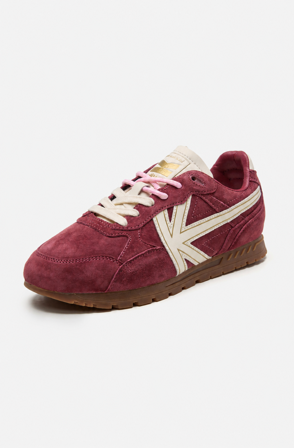 Zapatillas Seattle Woman Bordeaux en burdeos con paneles efecto ante, logo lateral crudo, cordones crudos y rosa y suela de goma marrón.