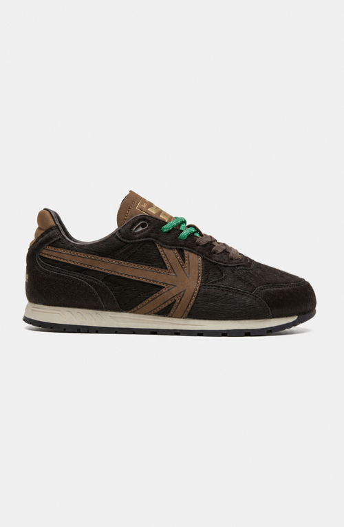 Zapatillas Seattle Pony Brown con acabado de pelo marrón oscuro, logo lateral marrón, cordones verdes y mediasuela en tono crudo.