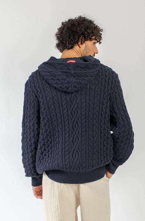 Sudadera unisex de punto trenzado azul marino con capucha y fit relajado de inspiración après ski.