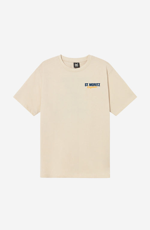 Camiseta regular fit de algodón orgánico color tobacco con logo St. Moritz Engadin en el pecho y gran ilustración vintage de dos esquiadoras en un telesilla en la espalda.