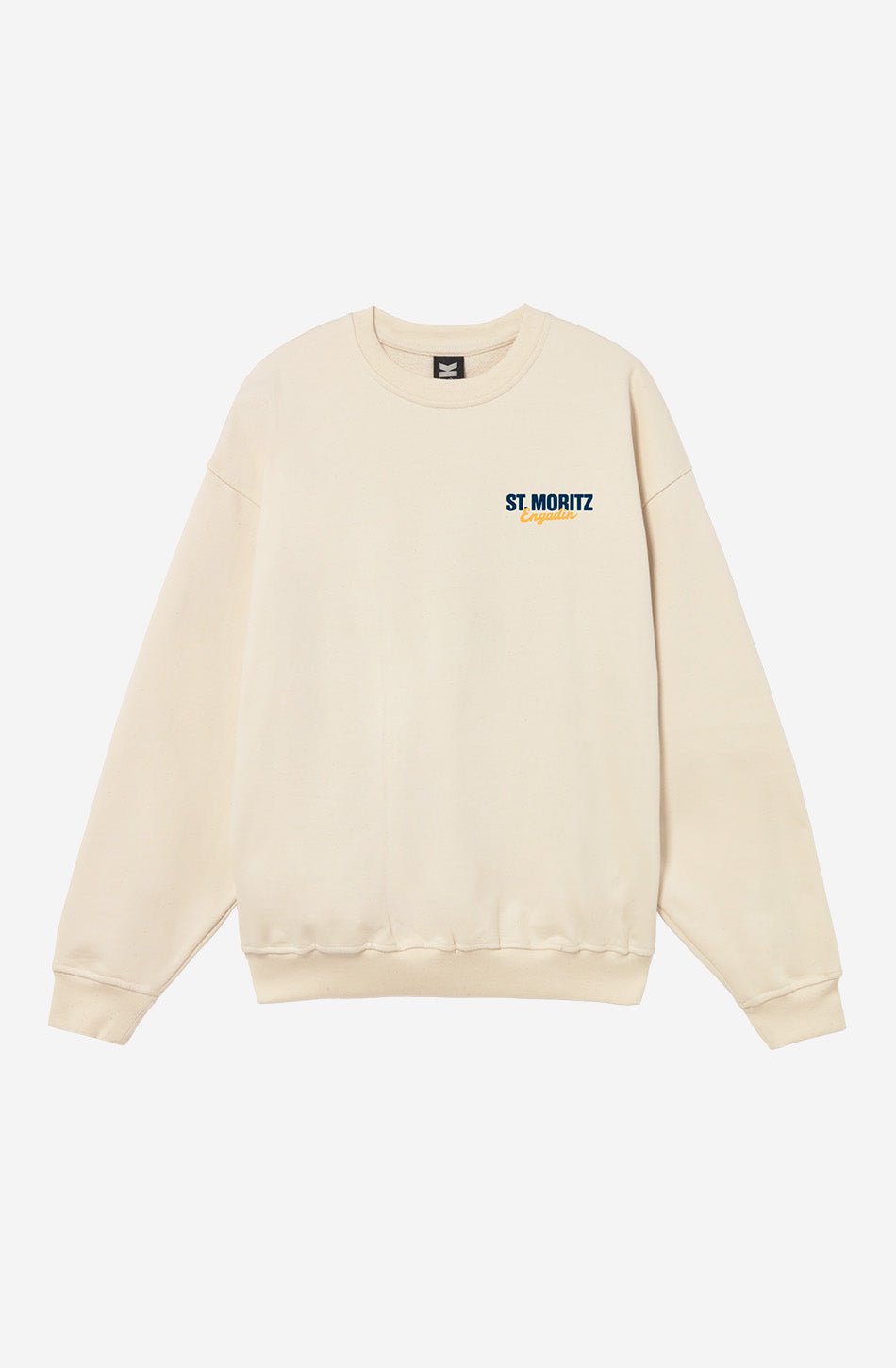 Sudadera oversize unisex de algodón orgánico color crudo con gráfico St. Moritz Engadin en el pecho e ilustración vintage de esquiadoras en la espalda.