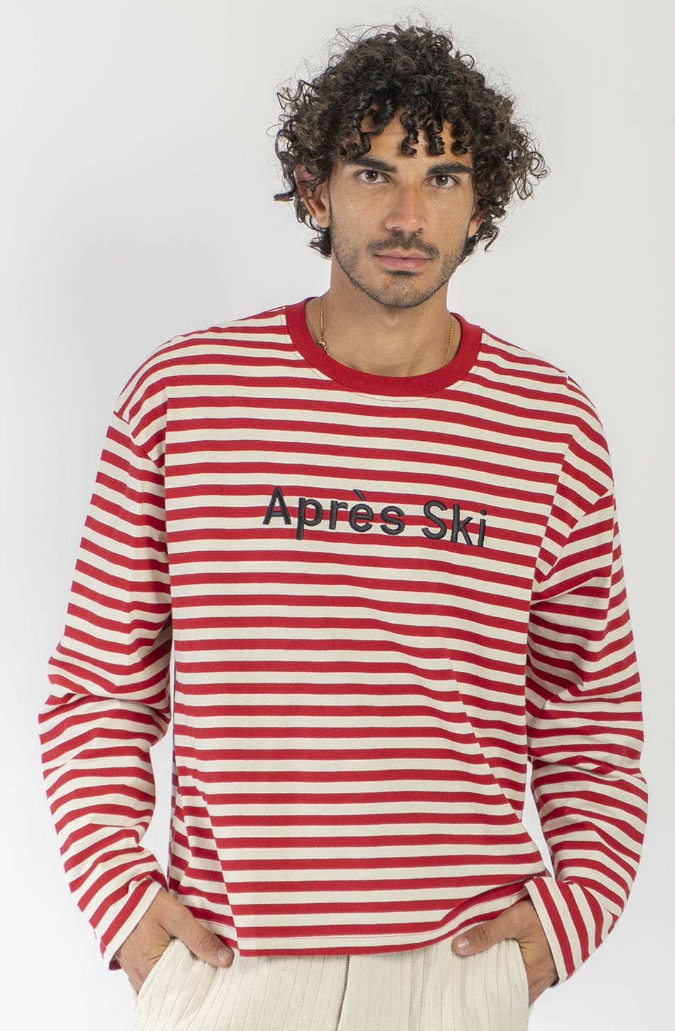 Camiseta Stripes Apres Ski Ivory Burgundy unisex de rayas rojas e ivory con bordado frontal