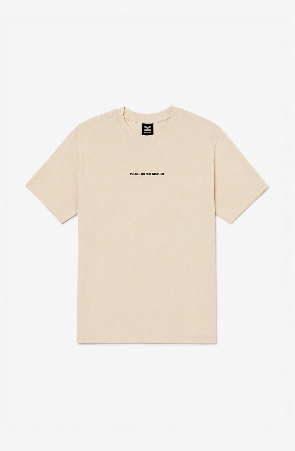 Camiseta Regular No Disturb Organic ivory con mensaje Please Do Not Disturb y gráfico Hotel Belle Époque en la espalda.