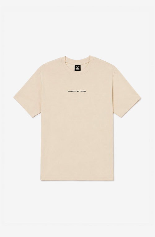 Camiseta Regular No Disturb Organic ivory con mensaje Please Do Not Disturb y gráfico Hotel Belle Époque en la espalda.