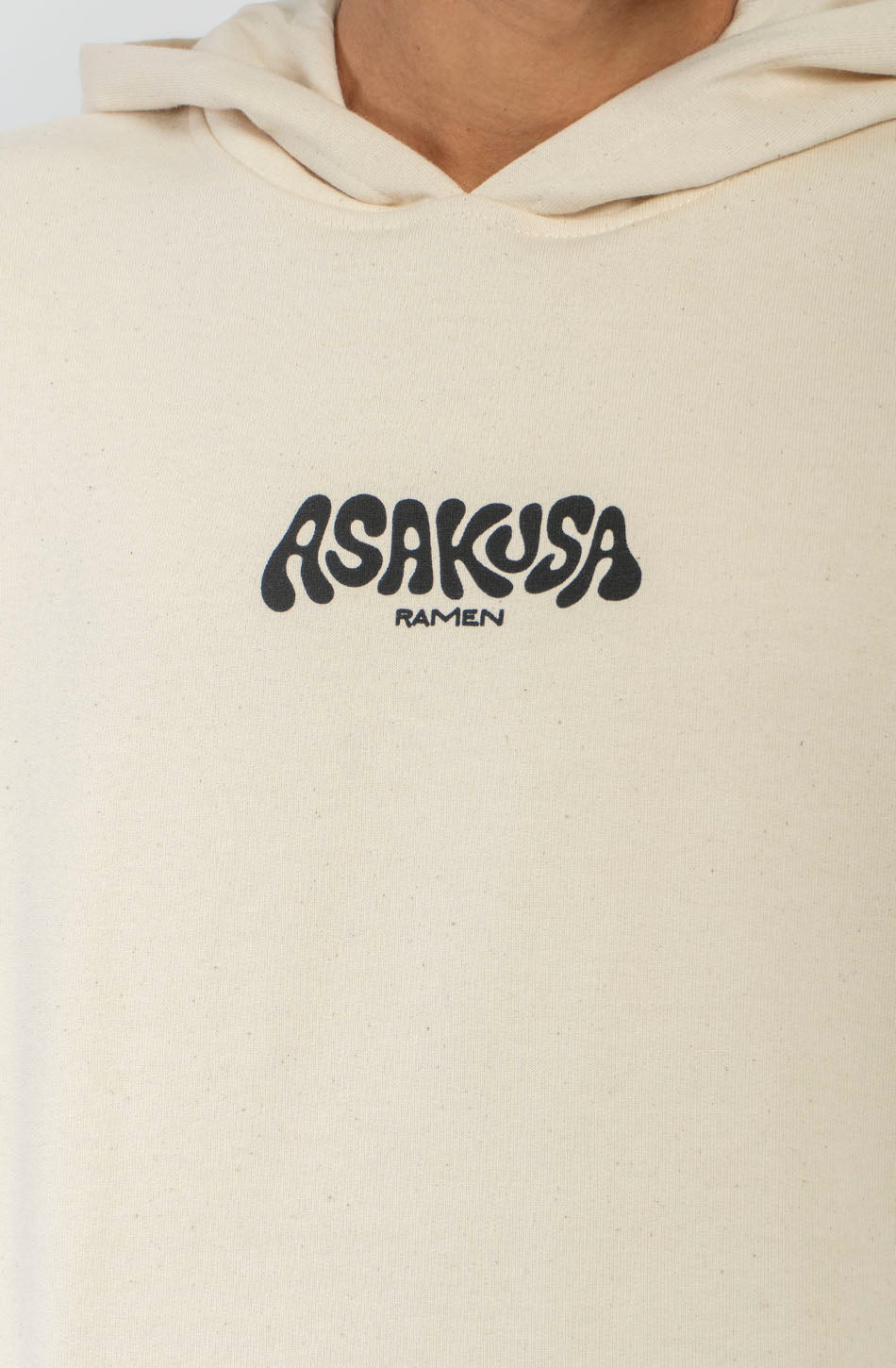 Sudadera oversize unisex de algodón orgánico color crudo con gráfico Asakusa Ramen en el pecho e ilustración de una rana en un bol de ramen en la espalda.