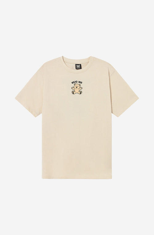 Camiseta Hug Station Natural de hombre con ilustración gráfica de una estación de abrazos en la espalda de Kaotiko BCN