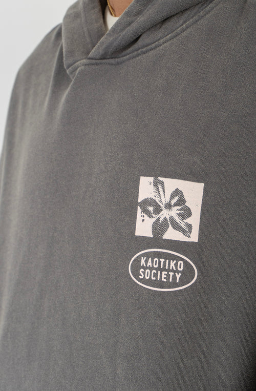 Sudadera oversize gris oscuro con acabado washed, capucha, bolsillo canguro y gráficos Bad Romance de Kaotiko Society.