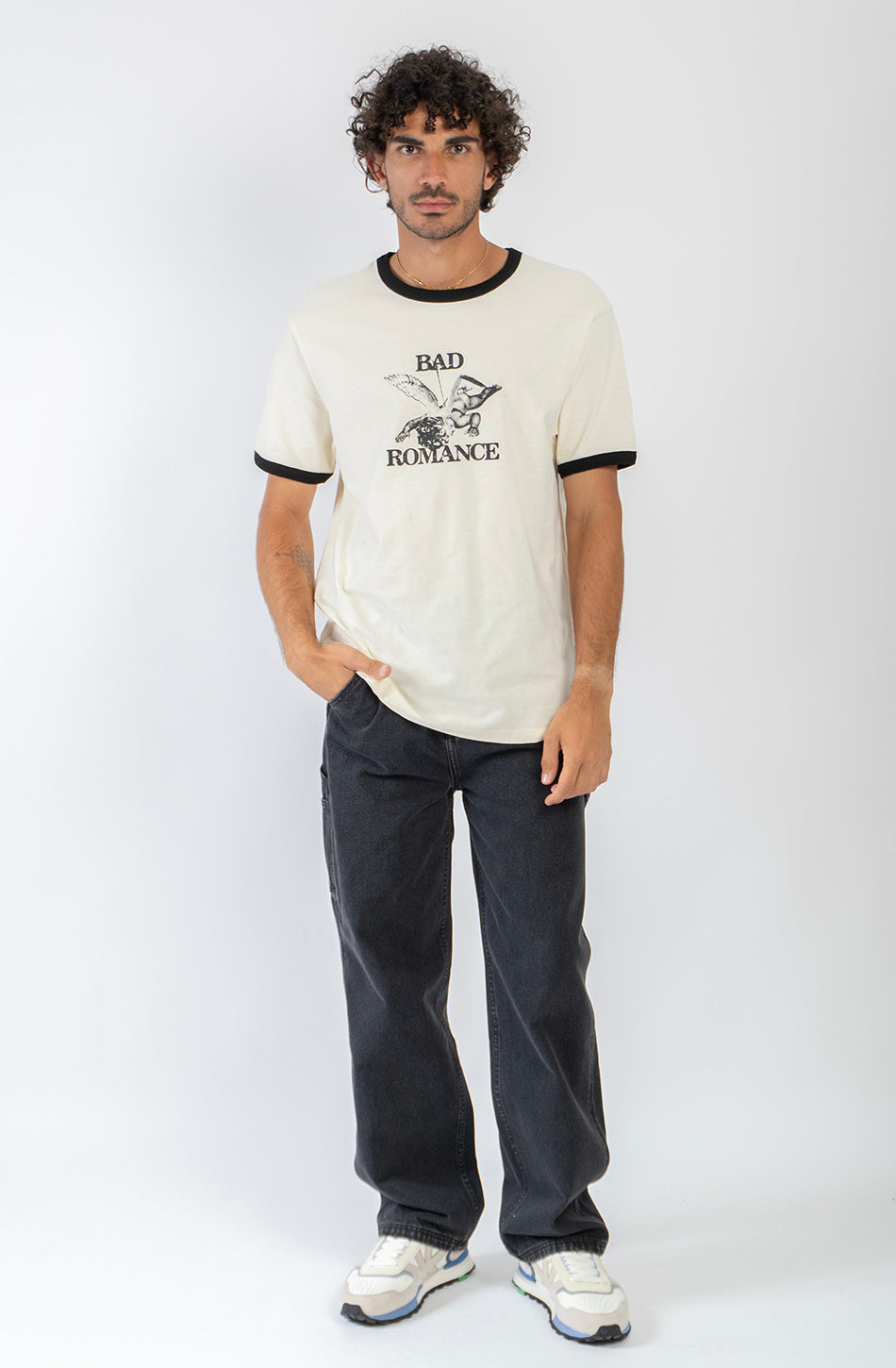 Camiseta Cupid Bad Romance Ivory unisex con diseño gráfico vintage Kaotiko BCN