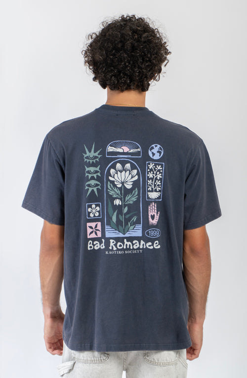 Camiseta Geometric Flower Sea Storm unisex azul tormenta con estampado floral geométrico artístico en la espalda