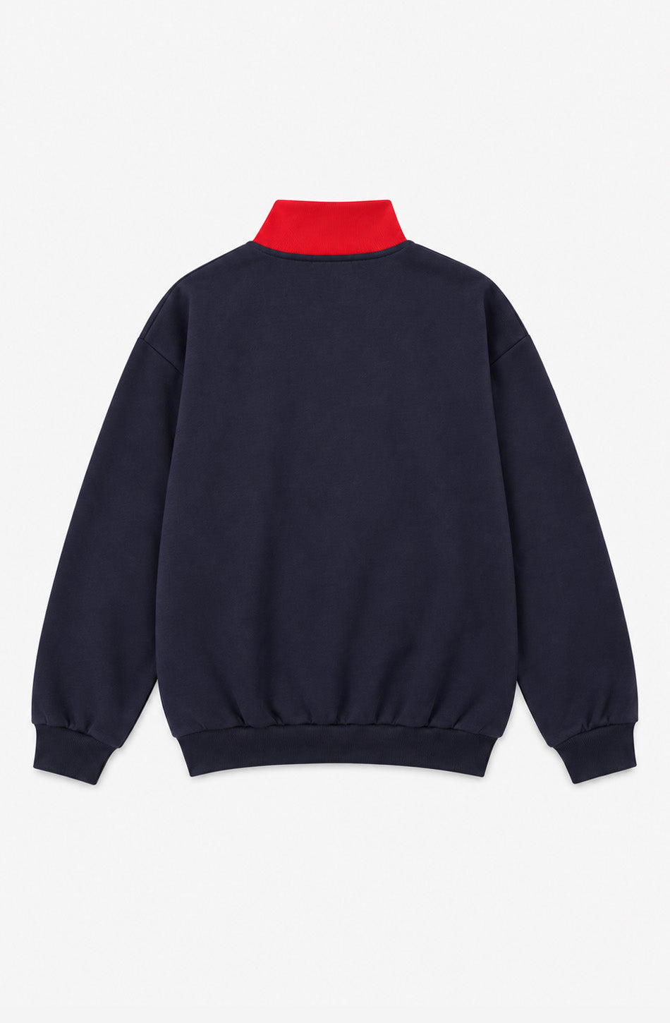 Sweat unisexe James bleu marine et rouge avec bande écrue en V, col montant zippé, poches latérales et logo Kaotiko sur la poitrine.