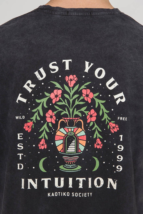 T-Shirt Washed Trust Your Intuition Black